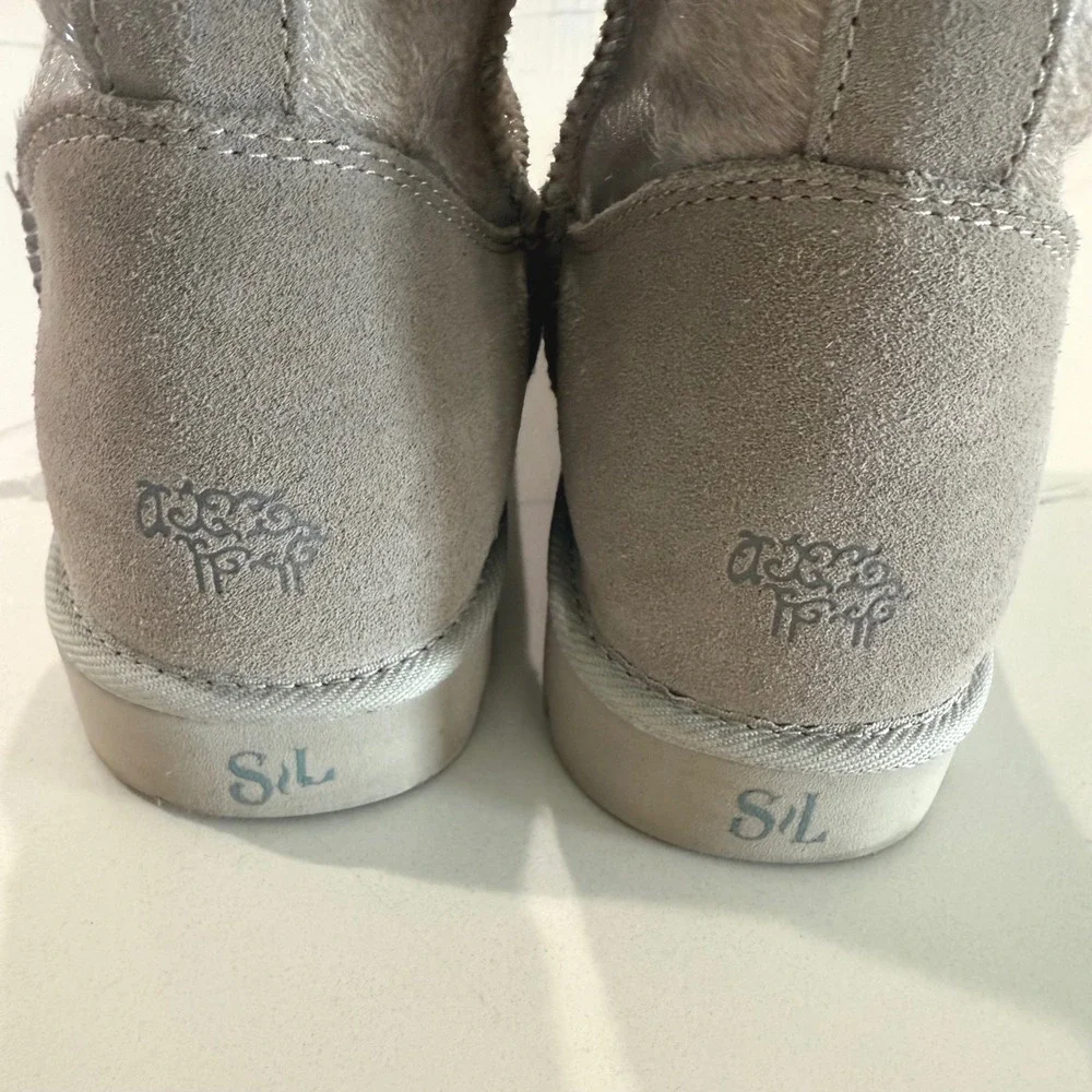 Super Lamb Turano 7.5in Etched Cow Print Silver Taupe Suede Sheepskin Boots 10 B